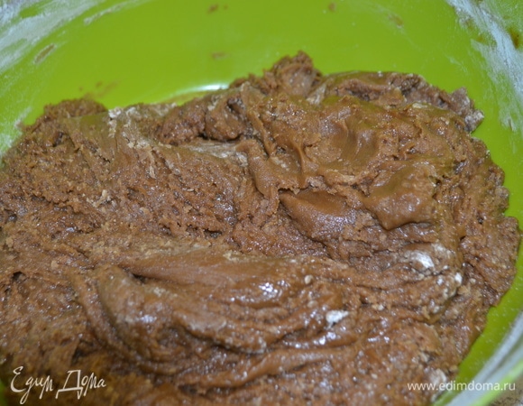 Вымешиваем тесто. Замечательно подойдет для замеса набор мисок Nest 9 Plus Sky.