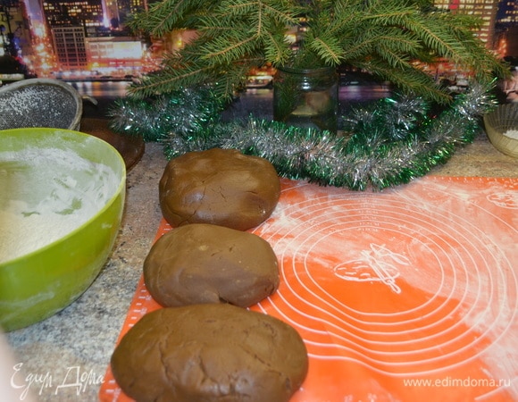 Формируем шар, посыпаем рабочую поверхность мукой (у меня 3 порция).