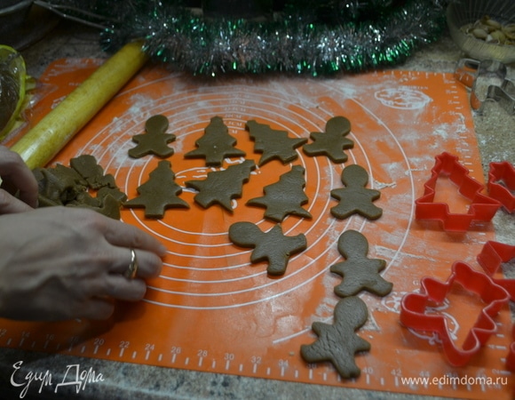 Раскатываем тесто толщиной 4–5 мм и формочками вырезаем пряник.