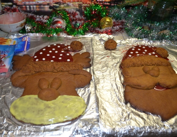 Аромат по квартире, конечно, разносится божественный! Начинаем расписывать готовые пряники.