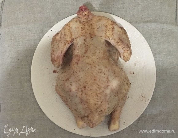 Курицу промыть и просушить. Смешать 1 ч. л. соли и 1 ст. л. трав, этой смесью натереть курицу и оставить на полчаса.