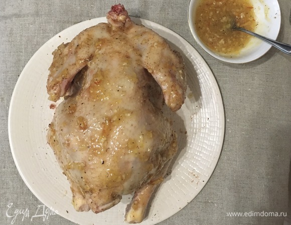 Апельсиновый джем смешать с 2–3 измельченными зубчиками чеснока, черным молотым перцем и щепоткой соли. Смазать курицу этим джемом внутри и снаружи. Внутрь положить 2–3 целых зубчика чеснока.