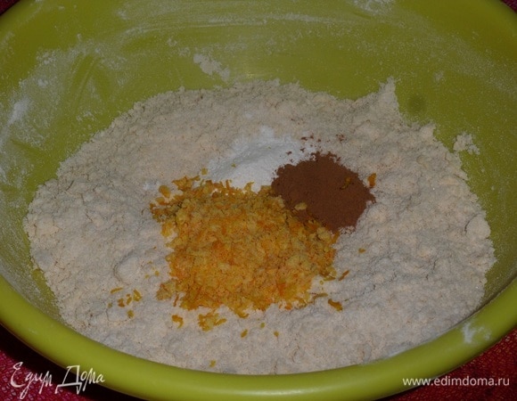 Затем добавляем разрыхлитель теста, пряничные специи и цедру апельсина (мандарина). Хорошо перемешиваем.