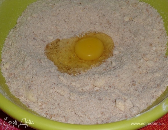 Добавляем в чашку яйцо.