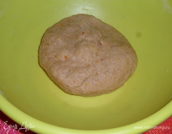 Быстро замешиваем тесто. Кладем его в полиэтиленовый пакет и отправляем на 10 минут в морозильную камеру.