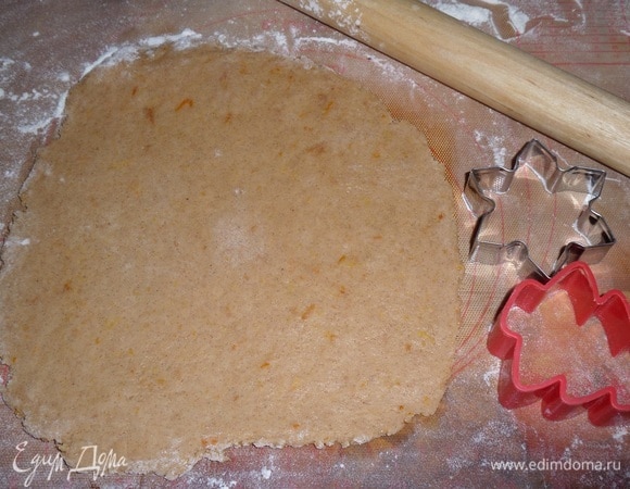 Затем раскатываем тесто.