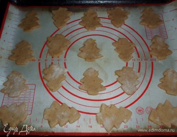 Выкладываем будущее печенье на противень, застеленный пергаментом или силиконовым ковриком.