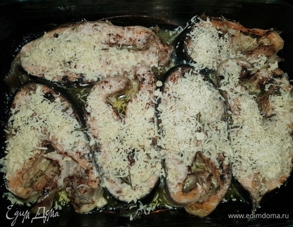 Через 20 минут посыпать тертым сыром и запекать еще 10 минут.