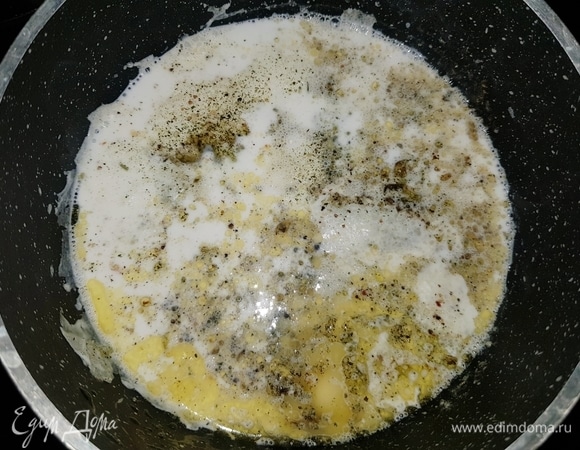 В сотейник влить сливки, добавить сливочное масло, соль, приправы и прогреть на среднем огне. Всыпать орешки с мукой, измельченный чеснок. Варить до загустения, постоянно помешивая.