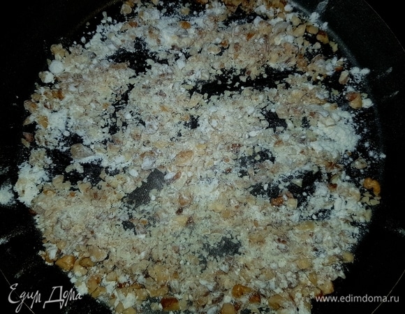 Грецкие орешки измельчить, слегка обжарить с мукой.