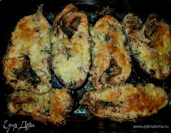 Подаем рыбку горячей с соусом.