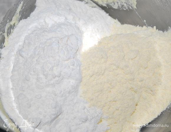 Муку соедините с разрыхлителем и солью. Добавьте два вида муки в тесто, перемешайте.