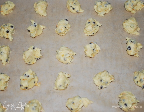 С помощью чайной ложки отсадите тесто на противень. Выпекайте в разогретой духовке при 170°C примерно 15–20 минут, до готовности.
