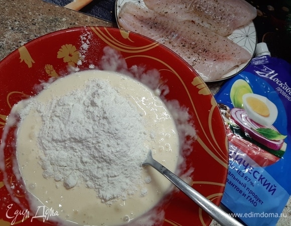 Добавить муку и перемешать.