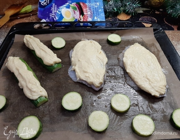 Сверху рыбу и цукини смазать соусом, приготовленным на майонезе ТМ «Московский провансаль». Отправляем в духовку при 180°C, запекаем до готовности.