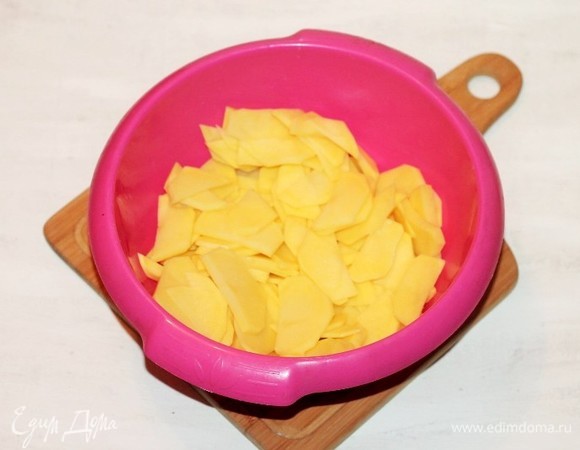 Моем и очищаем от шкурки картофель и нарезаем тонкими пластинами (половинками).