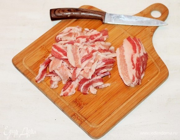 Нарезаем небольшими кусочками бекон. Бекон — филе свинины, нарезка, не копченое «сырое».