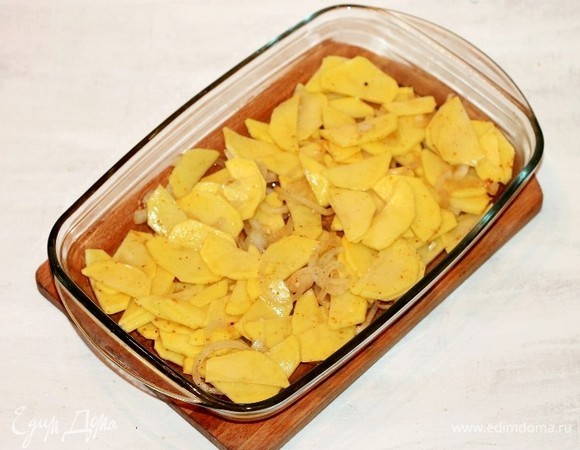 Форму для выпечки смазываем растительным маслом и выкладываем 1/2 часть картофельной смеси.