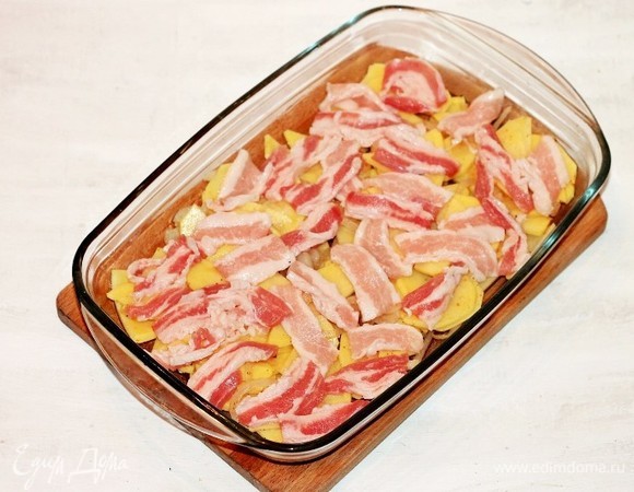 Затем кладем 1/2 часть бекона и посыпаем приправой для свинины.