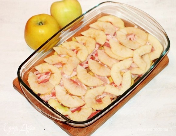 У трех яблок срезаем верхнюю часть и очищаем от семечек. Остальную часть яблок очищаем от шкурки, семечек и нарезаем пластинами. Кладем пластины яблок на бекон.