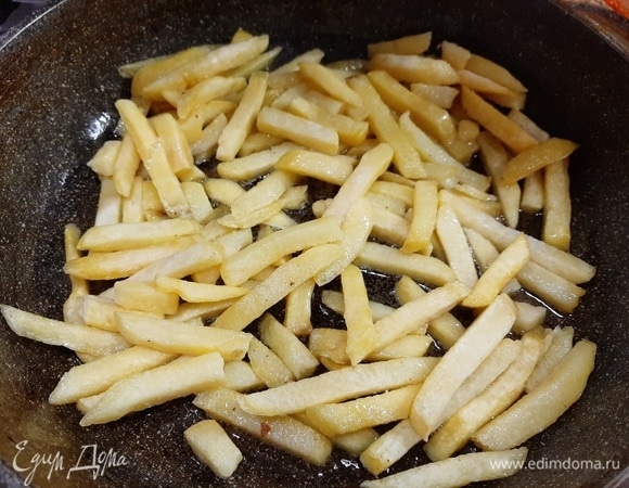 В это время обжарим картофель, нарезанный соломкой, до золотистого цвета. Солить его нужно в конце. Готовую картошку выложить на салфетку, чтобы впиталось лишнее масло.