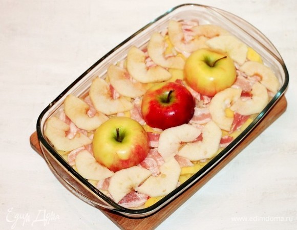Затем повторяем слои, начиная от картофеля (шаг № 5). И в конце украшаем половинками яблок.