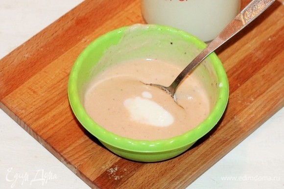 Приготовим заливку (соус) для запекания. Смешиваем натуральный йогурт (7 ст. л.) с кетчупом (1–2 ст. л.) и медовой горчицей (2–3 ст. л.). Добавляем соль и взбиваем миксером.