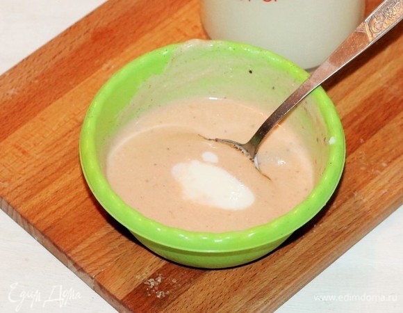 Приготовим заливку (соус) для запекания. Смешиваем натуральный йогурт (7 ст. л.) с кетчупом (1–2 ст. л.) и медовой горчицей (2–3 ст. л.). Добавляем соль и взбиваем миксером.