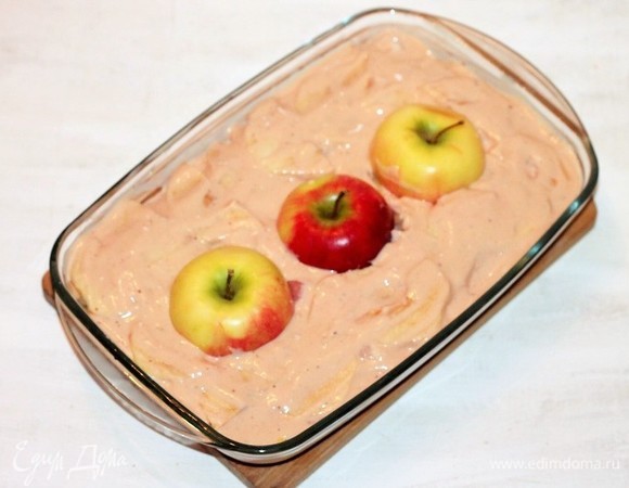 Распределяем равномерно соус на яблочный слой. Накрываем формочку фольгой, неплотно, чтобы выходил пар, или делаем сверху прорезь. Запекаем на протяжении 60–70 минут в разогретой до 180°С духовке. Затем берем пробу, если готово, то посыпаем тертым сыром и отправляем в духовку до его расплавления.