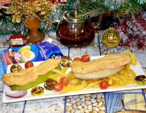 Готовый картофель выложить на блюдо, сверху — тилапию под воздушным покрывалом, рядом — цукини, свежие черри, дольку лимона рядом с рыбой.