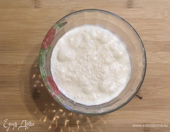 Смешайте теплое молоко, дрожжи и 1 ч. л. сахара. Оставляем на 30 минут до образования пенной шапочки.