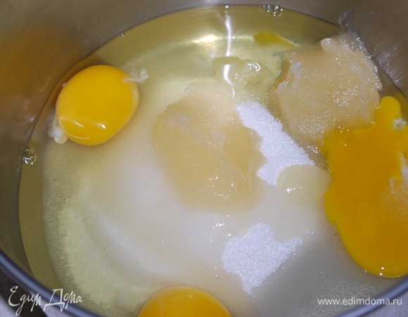В сотейнике перемешайте яйца с сахаром, медом и солью.