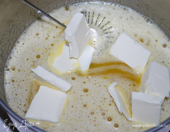 Добавьте сливочное масло и подогрейте на водяной бане или слабом огне, постоянно помешивая, масло и сахар должны полностью растаять.