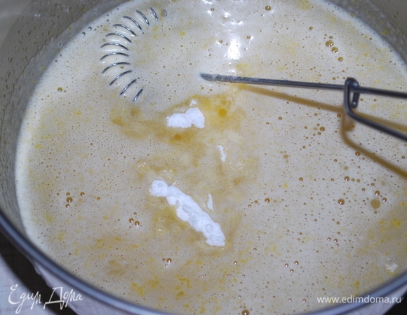 Как масло растает, добавьте соду. Масса побелеет, хорошо перемешайте все вместе.