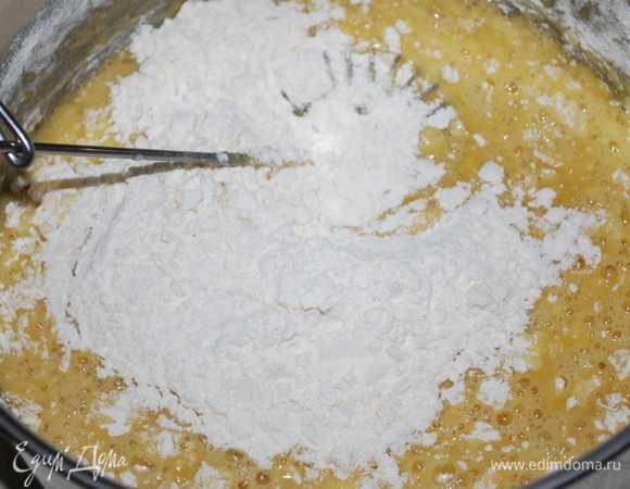 Добавьте муку, партиями. Замесите тесто.