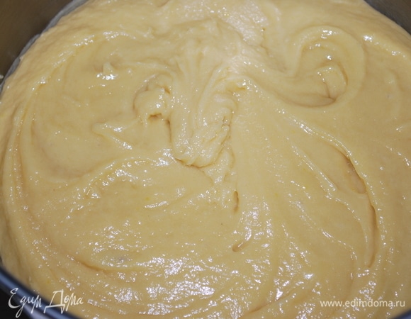 Тесто получается не густое, мукой его забивать не надо.