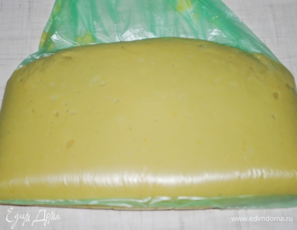 Переложите теплое тесто в пакет и уберите его в холодильник, часа на 2–3 (я сделала накануне, у меня тесто лежало ночь в холодильнике).