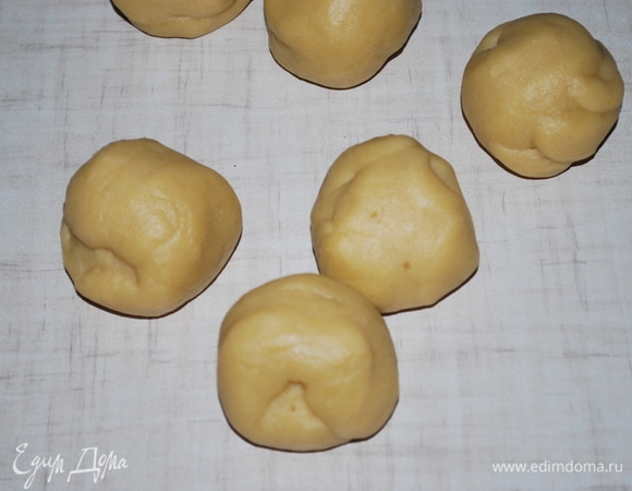 Когда тесто полежит в холодильнике, с ним очень легко будет работать. А коржи получатся мягкие и нежные. Из этого количества теста получится 14 коржей (каждый комочек теста примерно по 75 г, это для формы 18 см.).