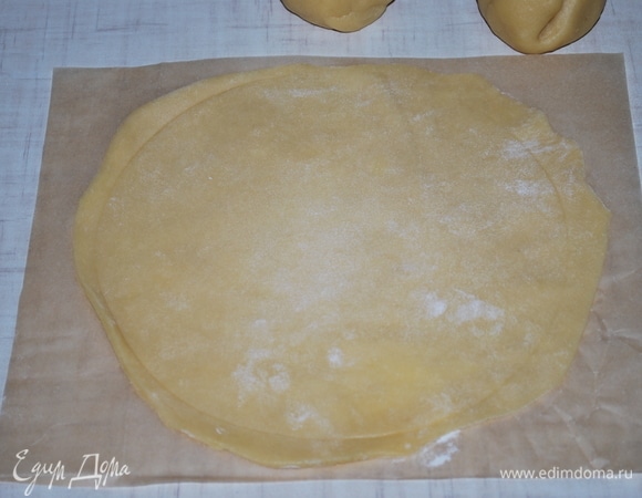 Раскатайте тесто на пекарской бумаге, присыпанной мукой. Выпекайте до золотистого цвета в разогретой духовке при 170–180°C, примерно 6–8 минут.