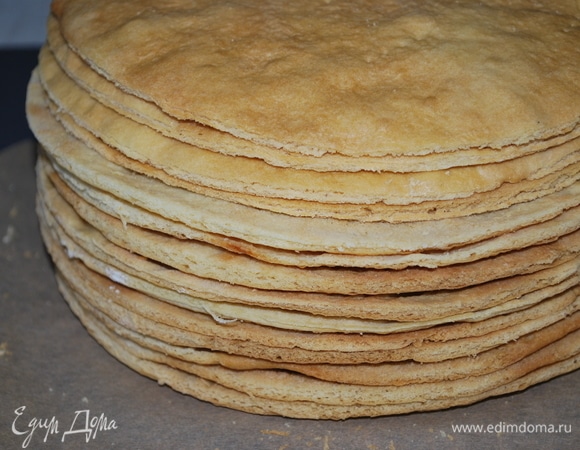 Испеченные коржи вырежьте формой, у меня форма 18 см. Получилось 14 коржей. Торт получился высокий.