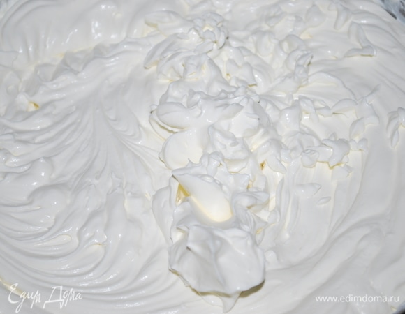 Сделайте крем. Взбейте холодные сливки 33% с творожным сыром ( у меня cremette), добавьте сахарную пудру, сметану (ее предварительно надо отвесить, чтобы стекла лишняя влага) и добавьте по вкусу ванильный сахар. Крем получается воздушный.