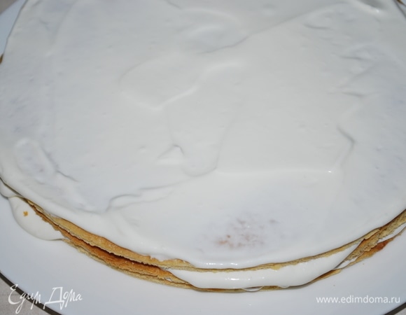 Соберите торт. Коржи промажьте кремом.