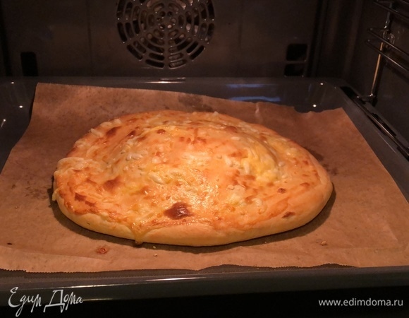 Отправить в разогретую до 220–230°С духовку. Выпекать до румяной корочки примерно 20–25 минут.