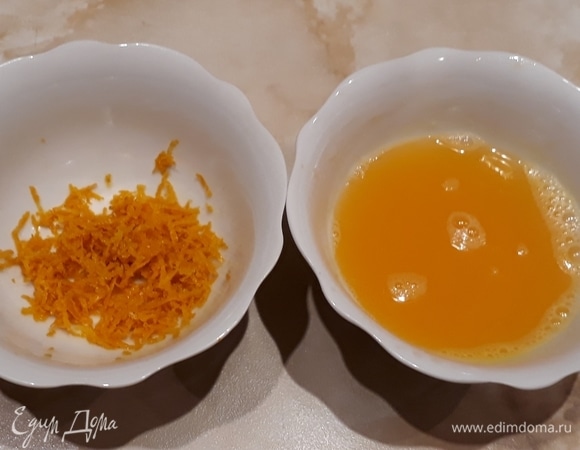 Натереть цедру апельсина. Выжать сок апельсина (примерно получится 50–70 мл).