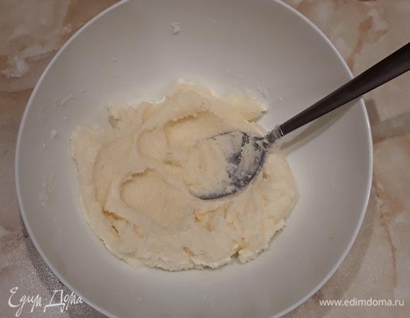 Размягченное сливочное масло перетереть с сахаром и ванильным сахаром.