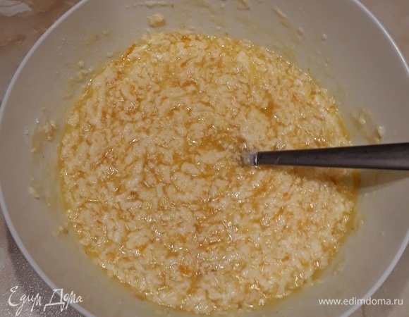 В полученную смесь добавить яйца, сок и цедру апельсина. Все перемешать.