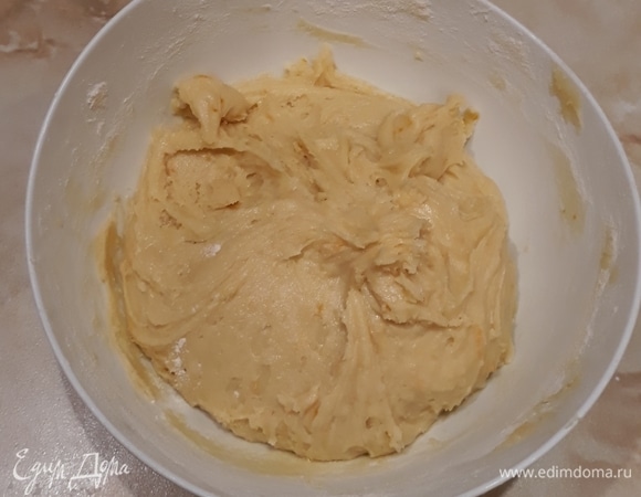 Добавить муку и разрыхлитель. Как следует все перемешать.