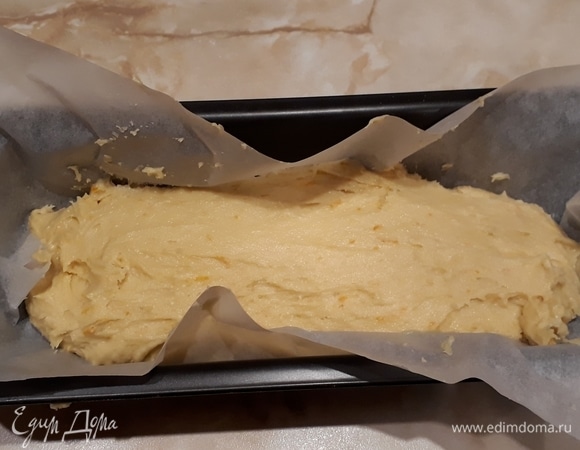 Выложить в форму для запекания тесто. Поставить в духовку на 180°C. Выпекать примерно 25–30 минут.