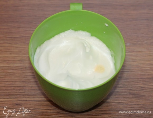 Отделяем белки от желтков. Взбиваем белки с щепоткой соли, в крепкую пену. Убираем в холодильник.