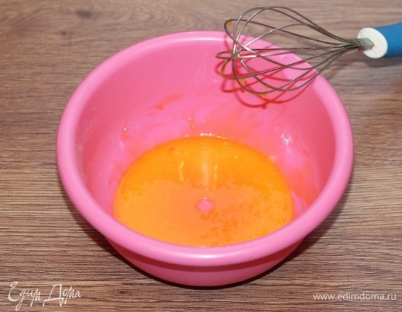 Желтки смешиваем с сахаром и взбиваем венчиком.